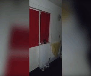 Khóc thét khi thấy bóng trắng hình mặt người lơ lửng trong nhà