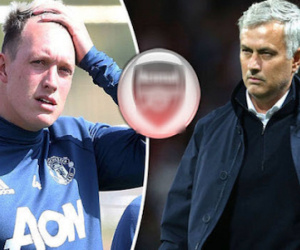 Like ảnh mỉa mai Mourinho, Phil Jones hết tương lai ở Man United