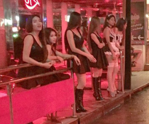 Phố đèn đỏ Thái Lan mở cửa trở lại với đồng phục đen