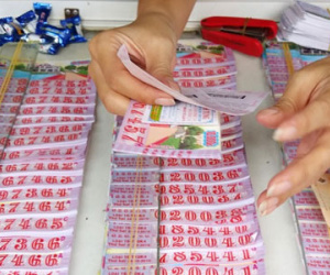 Vì sao người dân miền Tây đổ tiền vào vé số?
