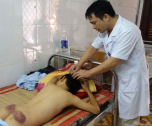 Bé trai 12 tuổi bị mẹ kế và bố đánh đập dã man phải nhập viện
