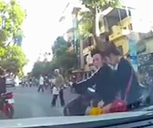 Clip: Chạy SH tạt đầu ôtô, làm bạn gái rơi xuống đường