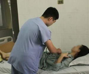Cô gái bị mảnh kim loại cắm vào ngực được xuất viện