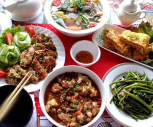 Cô vợ trẻ than vãn vì chồng làm 10 triệu chỉ đưa vợ 3 triệu nhưng đòi ăn toàn đồ ngon