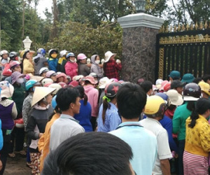 Hàng trăm người vây kín biệt thự khi thi thể 2 mẹ con được đưa về