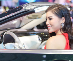 Kỳ Duyên diện váy hiệu, tạo dáng trên xe mui trần