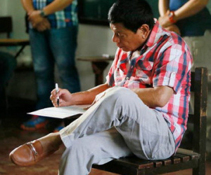 Nhật lo ông Duterte nhai kẹo cao su trước mặt Nhật hoàng