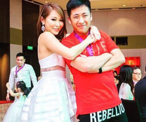 Vợ tỷ phú sòng bài thân thiết với con trai riêng của chồng