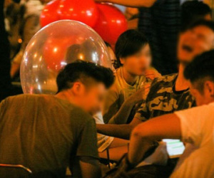 Bóng cười "đại náo" giới trẻ Hà Nội: Từ bar, về nhà, ra đến cả vỉa hè phố lớn...