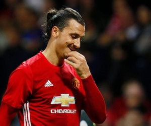 Carragher: "Ibra vừa có 45 phút tệ nhất sự nghiệp"
