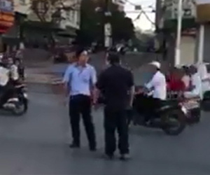 Clip: Va chạm giao thông, 2 người đàn ông đánh nhau giữa phố