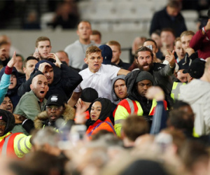 Cổ động viên Chelsea ẩu đả với West Ham sau trận thua