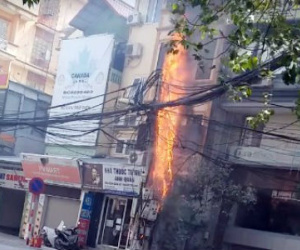 Hà Nội: Cột điện bốc cháy ngùn ngụt giữa trưa