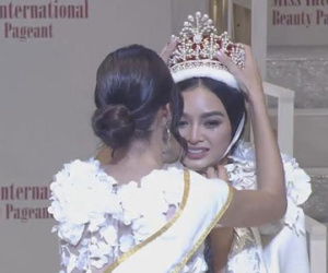Hoa hậu Philippines gặp sự cố sụp lông mi khi đăng quang Hoa hậu Quốc tế 2016