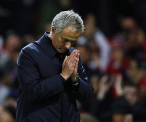 Mourinho chắp tay, cúi rạp đầu, xin lỗi người hâm mộ