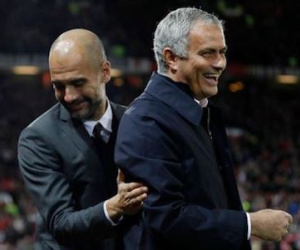 Mourinho và Guardiola bất ngờ ôm nhau, trêu đùa như những người bạn