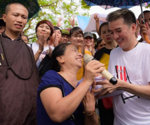 Mr. Đàm về vùng sâu, vùng xa cứu trợ lũ lụt