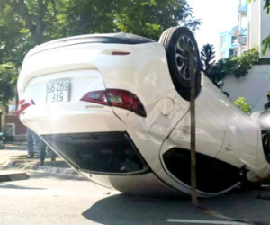 Ôtô lật ngửa ở Sài Gòn sau cú tông của 2 cô gái