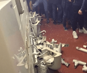CĐV Man City đập phá toilet sân Old Trafford