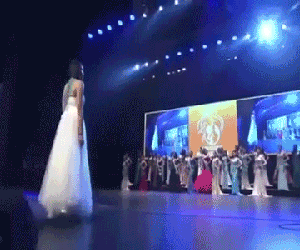 Chết cười với màn catwalk như "ma nữ" ở cuộc thi Nữ hoàng sắc đẹp