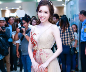 Midu, Elly Trần rạng rỡ trong buổi ra mắt phim mới