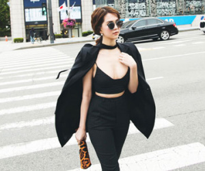 Ngọc Trinh diện bra-top trên đường phố Hàn Quốc
