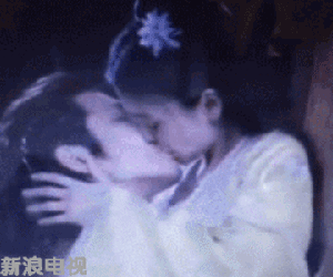 Rò rỉ đoạn phim Chung Hán Lương “khóa môi” Angela Baby đầy kích thích