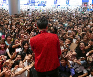 Fan chen lấn đến nghẹt thở để nhìn Noo Phước Thịnh