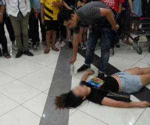 Một cô gái chen lấn đến ngất xỉu ở Aeon Mall trong buổi tối có Noo Phước Thịnh biểu diễn