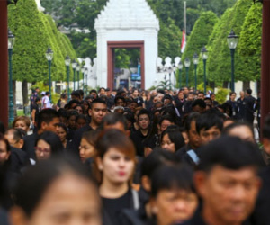 Hàng chục nghìn người Thái đổ về hoàng cung viếng linh cữu nhà vua