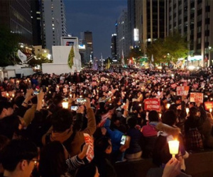 Hàng nghìn người Hàn Quốc thắp nến biểu tình giữa Seoul