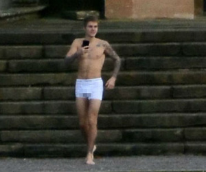 Justin Bieber mặc độc quần lót, chạy tung tăng quanh sân nhà