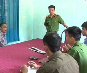 Người lái xe ba bánh rút dao đâm công an