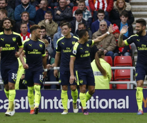 Sanchez và Giroud lập cú đúp, Arsenal chiếm ngôi đầu bảng