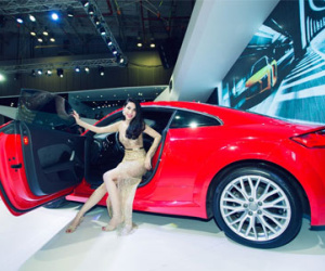 Thủy Tiên gợi cảm bên dàn xe sang Audi