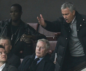Bị đuổi lên khán đài, Mourinho giận dữ bỏ họp báo