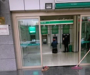 Bức ảnh đôi giày bẩn trước cây ATM gây xúc động mạnh