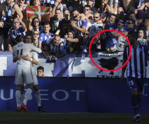 Fan Alaves tụt quần khoe mông chế giễu Ronaldo