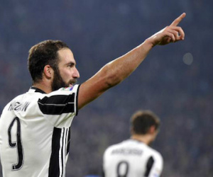 Higuain nổ súng vào lưới Napoli, Juventus giữ ngôi đầu Serie A