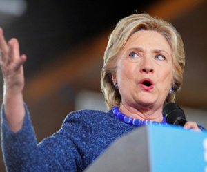 Hillary Clinton chỉ trích giám đốc FBI về vụ điều tra email mới