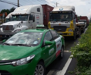 Quốc lộ 1A kẹt cứng vì xe tải tông gãy trụ đèn bắc ngang đường