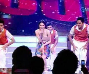 Sốc vì mỹ nữ đẹp nhất Philippines lộ trọn ngực trong show cho thiếu nhi