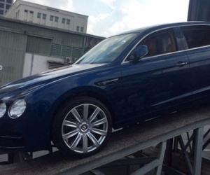 Bentley Flying Spur V8 màu lạ cập bến Việt Nam