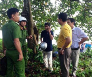 Cha bất lực nhìn con trai lao xuống sông Hương tự tử