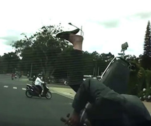 Clip: Nam thanh niên thoát chết kỳ diệu dù lao thẳng vào đầu ô tô