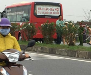Hà Nam: Đi xe đạp điện sang đường, hai học sinh lớp 10 bị xe khách đâm tử vong