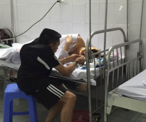 Hành động của chồng gù "soái ca" ở viện khiến triệu người xúc động