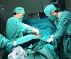 Lòi ruột khi lưỡi cưa máy văng trúng bụng