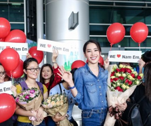 Mệt mỏi sau chuyến bay, Nam Em vỡ oà hạnh phúc trong vòng tay fan