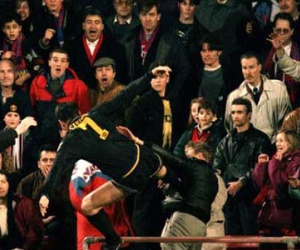 Sao Argentina sắp rũ tù vì tái hiện cú đá kungfu của Cantona